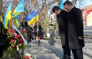 Покладання квітів біля пам`ятника Августину Волошину